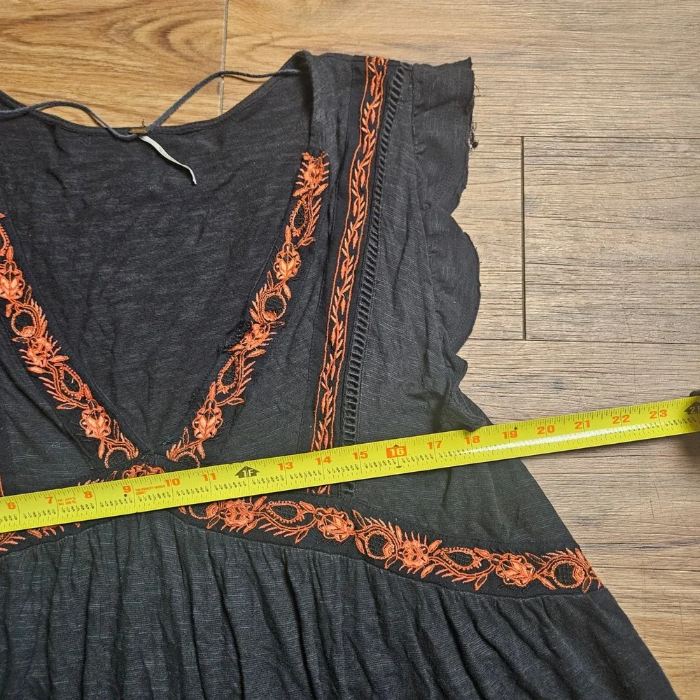 Free People Embroidered Deep V-Neck Babydoll Top M Sleeveless Ruffle Boho Chic
